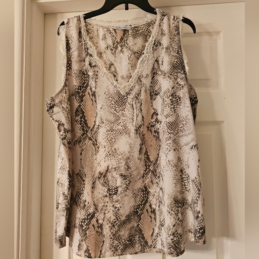 Reptile Habitat Decor with Snake Pattern